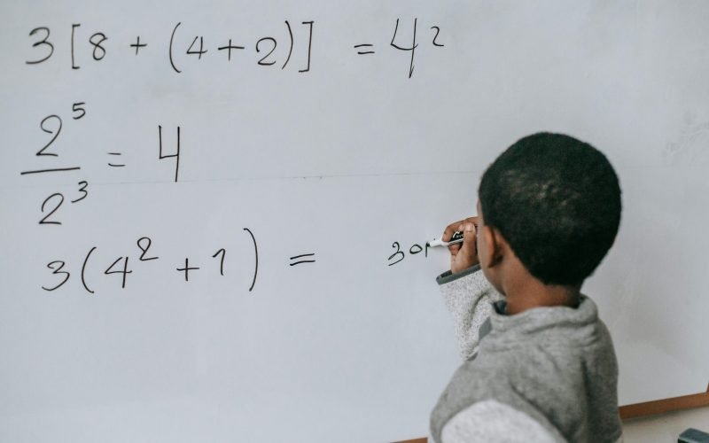 pexels-katerina-holmes-5905857 Clases de apoyo de matemática